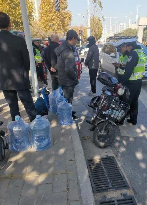 电瓶车托桶装水的正确方法是什么?托桶装水有哪些注意事项?